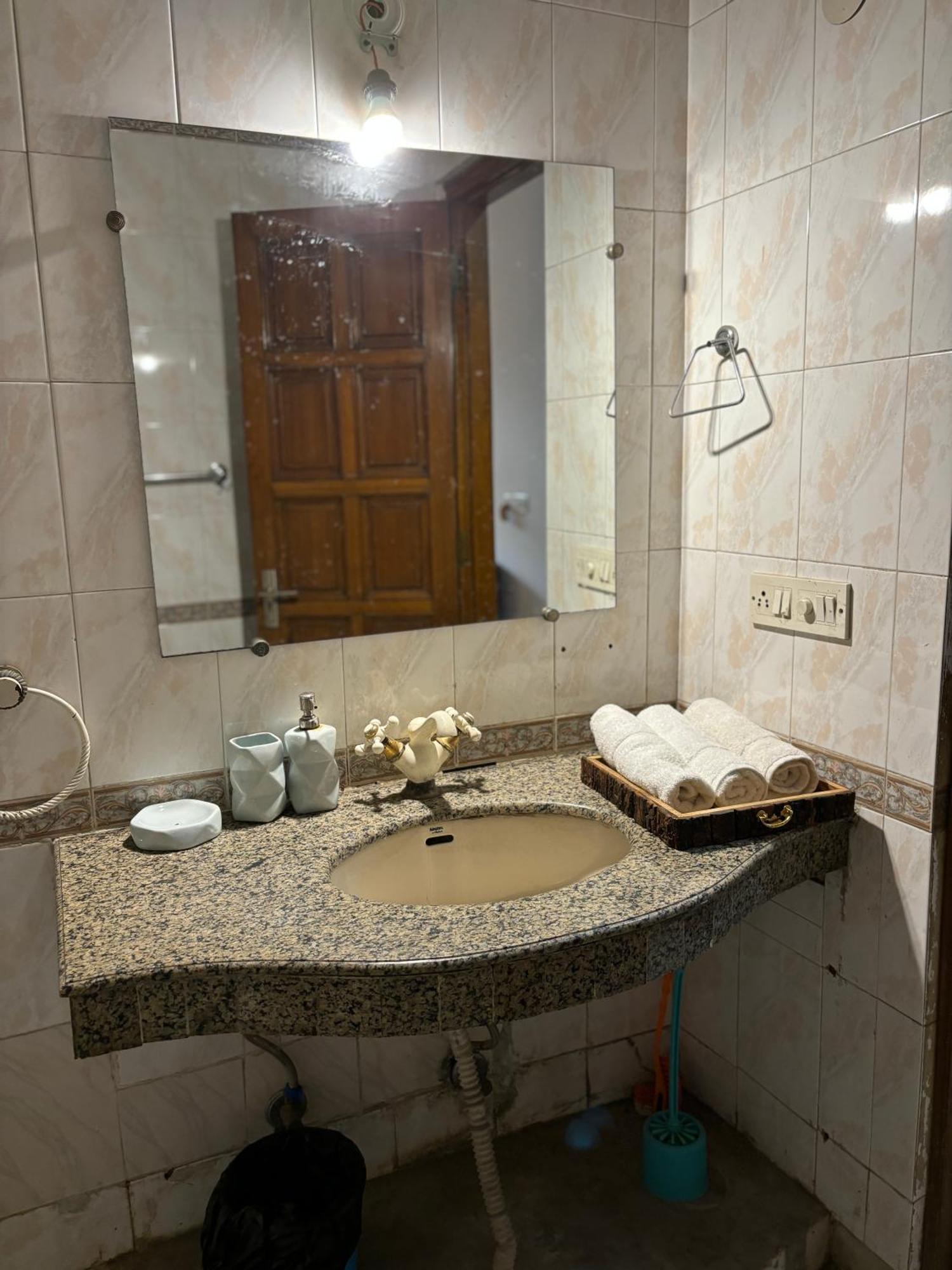 Atharva'S Homestay By Goaround Homes - Nehru Enclave Metro, South Delhi New Delhi Exterior foto